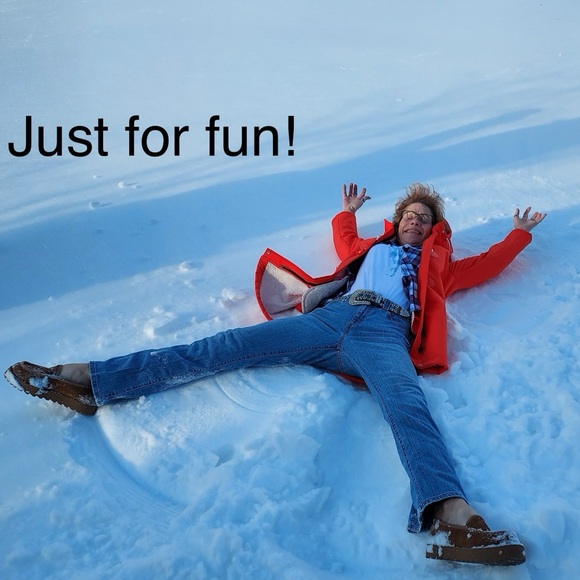 BURBERRY Gold TB LOGO Christmas🎄Ornament🔥Great Gift 🎁 Large, 2.5” x 2” NWT🎄🎁❤️ - Picture 5 of 10